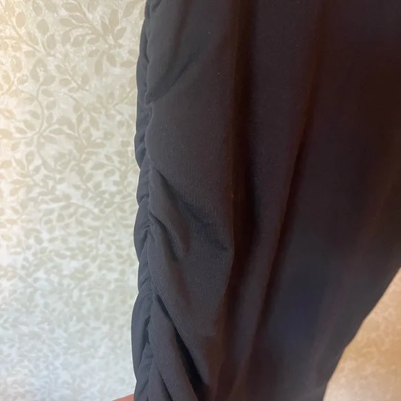 Aritzia short sleeve Contour Ruched black dress - Picture 4 of 8